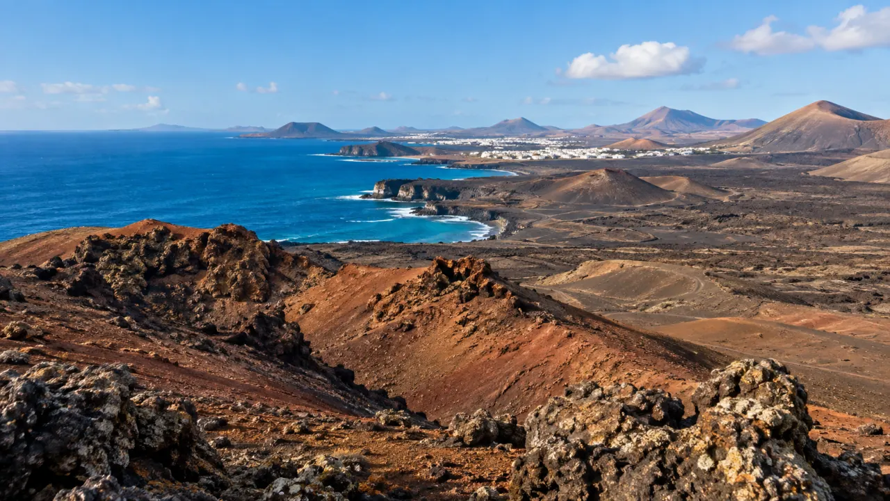 KI-Illustration von schwarzer Vulkanlandschaft und Atlantikküste auf Lanzarote