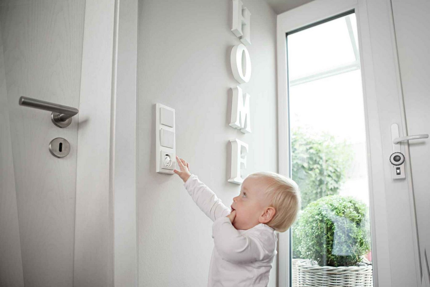 ABUS Kindersicherung Steckdosenschutz GRETA JC2100A – kindersicher – werkzeuglose Montage, Weiß – 6 Stück – Bild 3 von 3