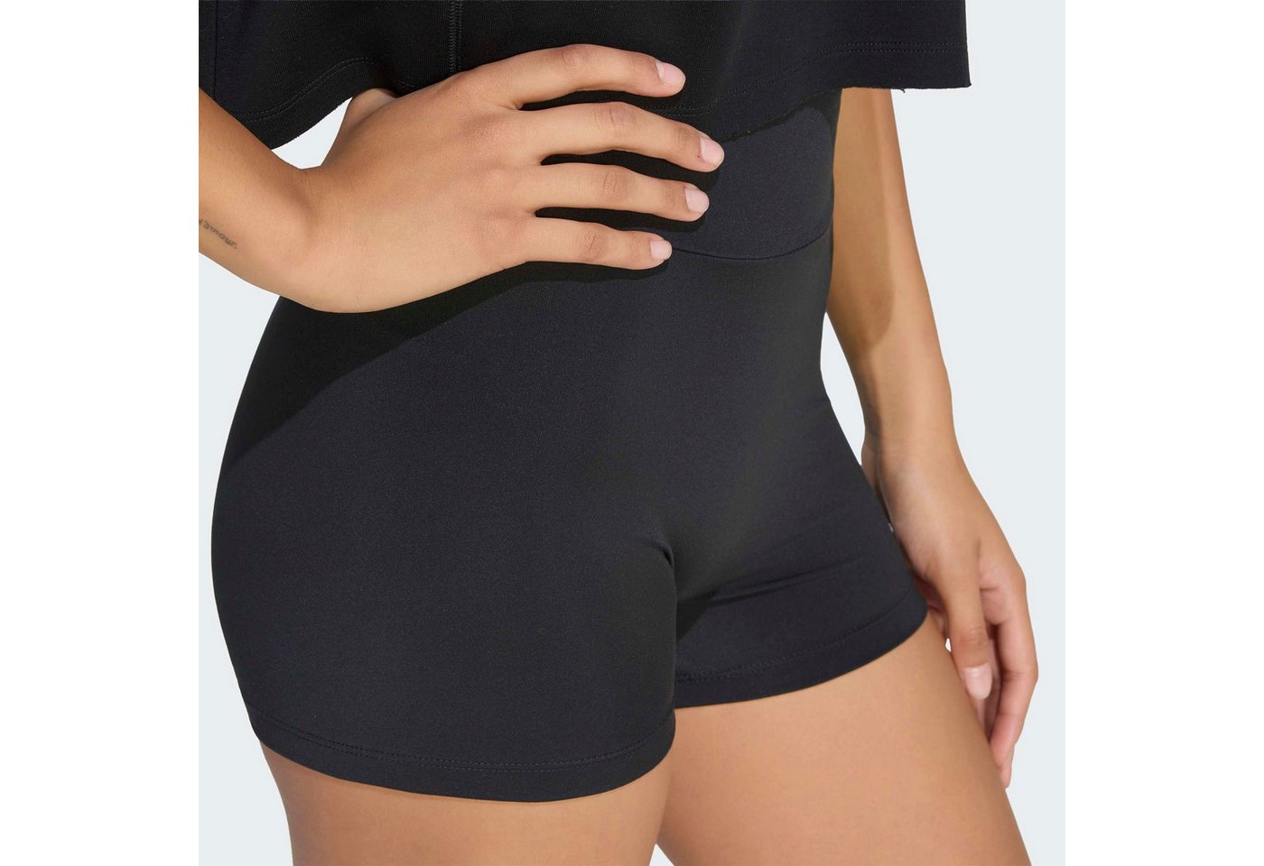 adidas Originals Shorts ESSENTIALS, POLYESTER sportlicher Stil, ohne Verschluss, aus Polyester, enger Schnitt – Bild 4 von 5