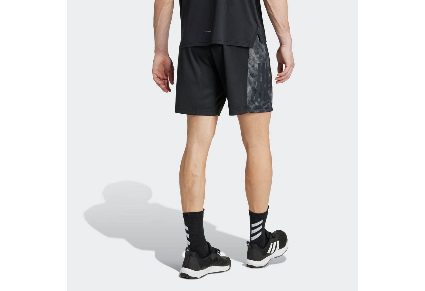 adidas Performance Shorts TRAIN ESSENTIALS SEASONAL 3-STRIPES sportlicher Schnitt, mit Camo-Print, aus leichtem Pikee-Material – Bild 2 von 5