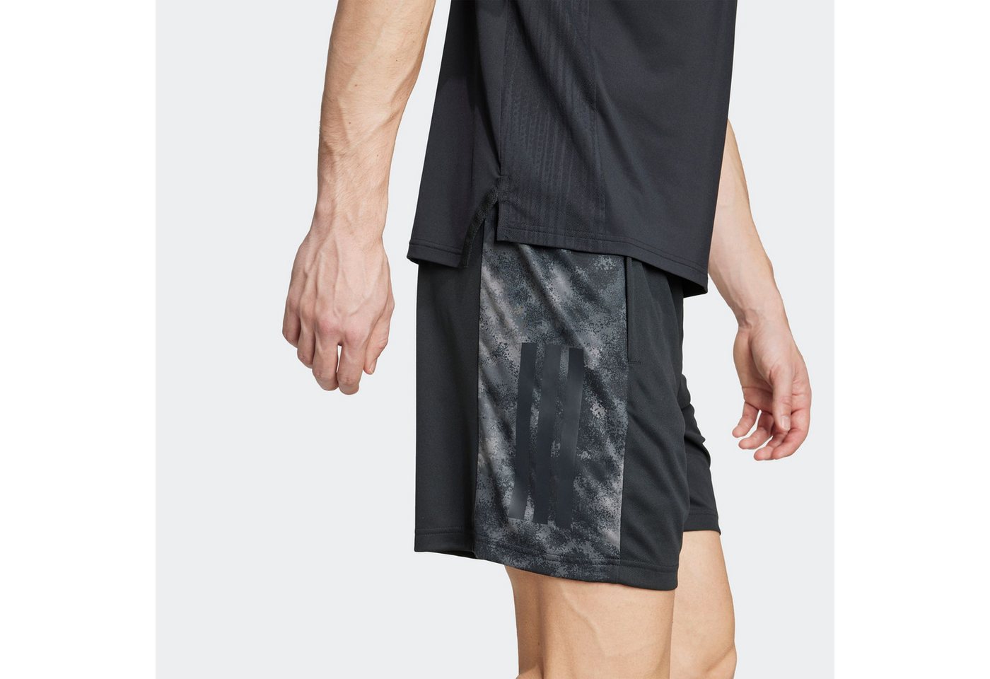 adidas Performance Shorts TRAIN ESSENTIALS SEASONAL 3-STRIPES sportlicher Schnitt, mit Camo-Print, aus leichtem Pikee-Material – Bild 3 von 5