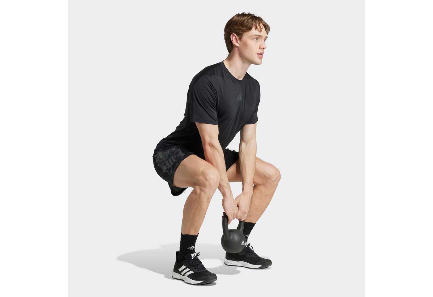 adidas Performance Shorts TRAIN ESSENTIALS SEASONAL 3-STRIPES sportlicher Schnitt, mit Camo-Print, aus leichtem Pikee-Material – Bild 5 von 5