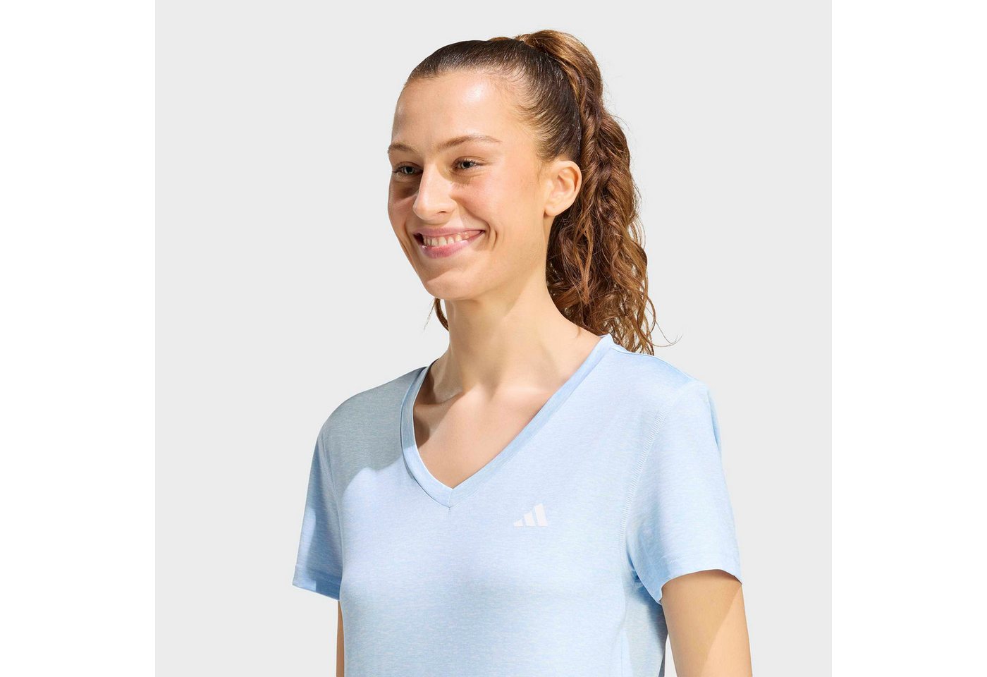 adidas Performance T-Shirt WE HTR V NK TEE mit V-Ausschnitt, aus Polyester – Bild 4 von 5