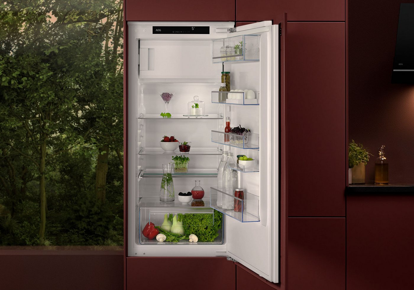 AEG Einbaukühlschrank 5000 TSF5012WDF, 122,4 cm hoch, 55,6 cm breit, OptiSpace ermöglicht dir eine flexible Nutzung des Kühlraums – Bild 2 von 5