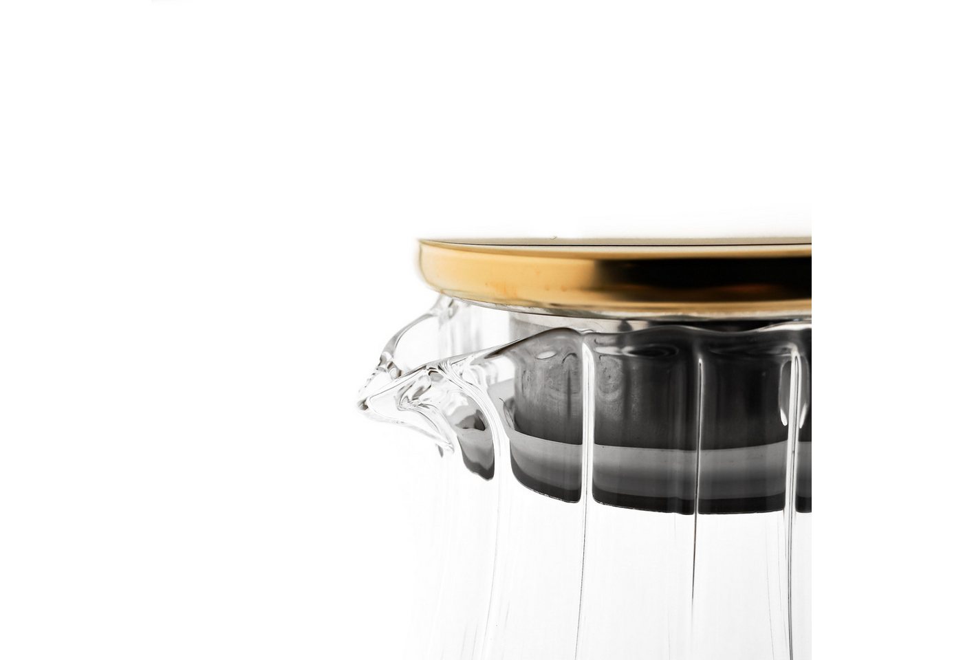 Almina Karaffe aus Glas 1,8 Liter Riffle Design mit goldenem Henkel und Deckel, (1-tlg) – Bild 2 von 4