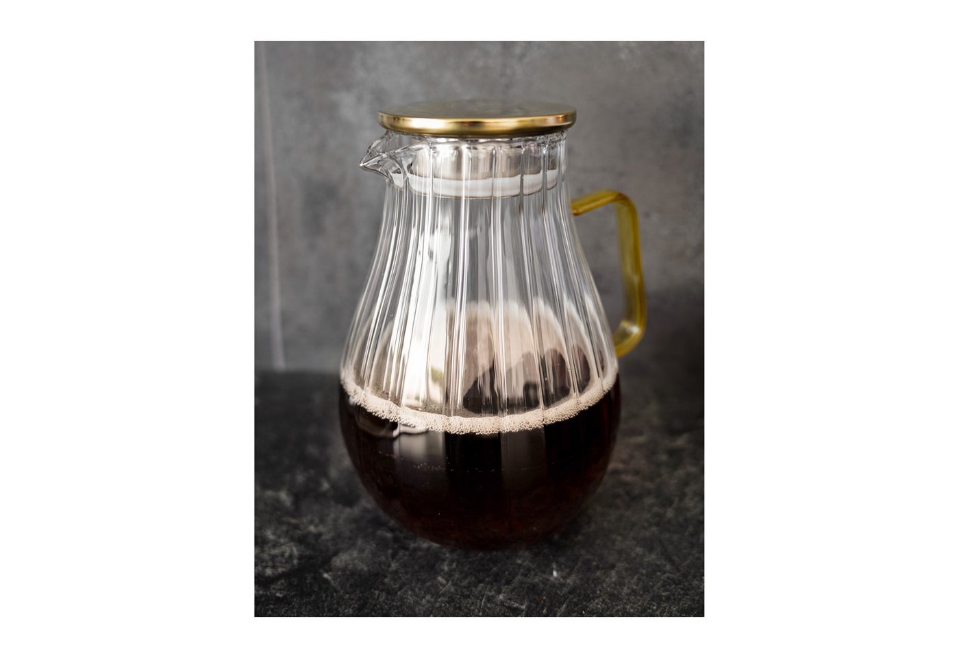 Almina Karaffe aus Glas 1,8 Liter Riffle Design mit goldenem Henkel und Deckel, (1-tlg) – Bild 3 von 4