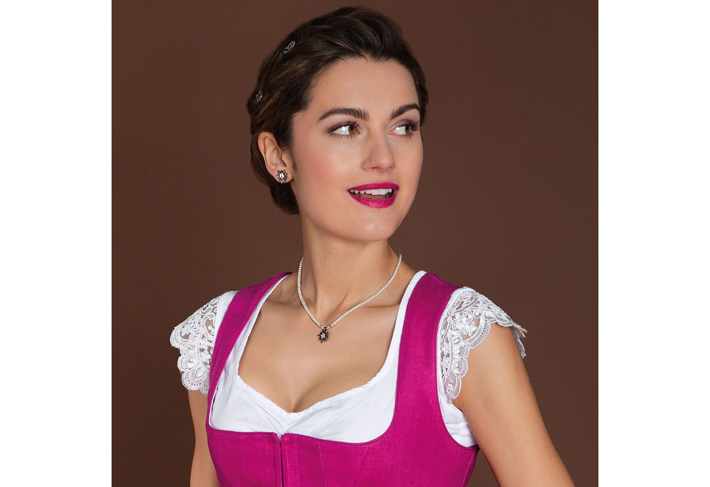 Alpenflüstern Collier Filigran Perlen-Trachtenkette Strass-Edelweiß (creme-weiß), - Damen-Trachtenschmuck mit antik-gold-farbenem Edelweiss, Dirndlkette – Bild 2 von 4