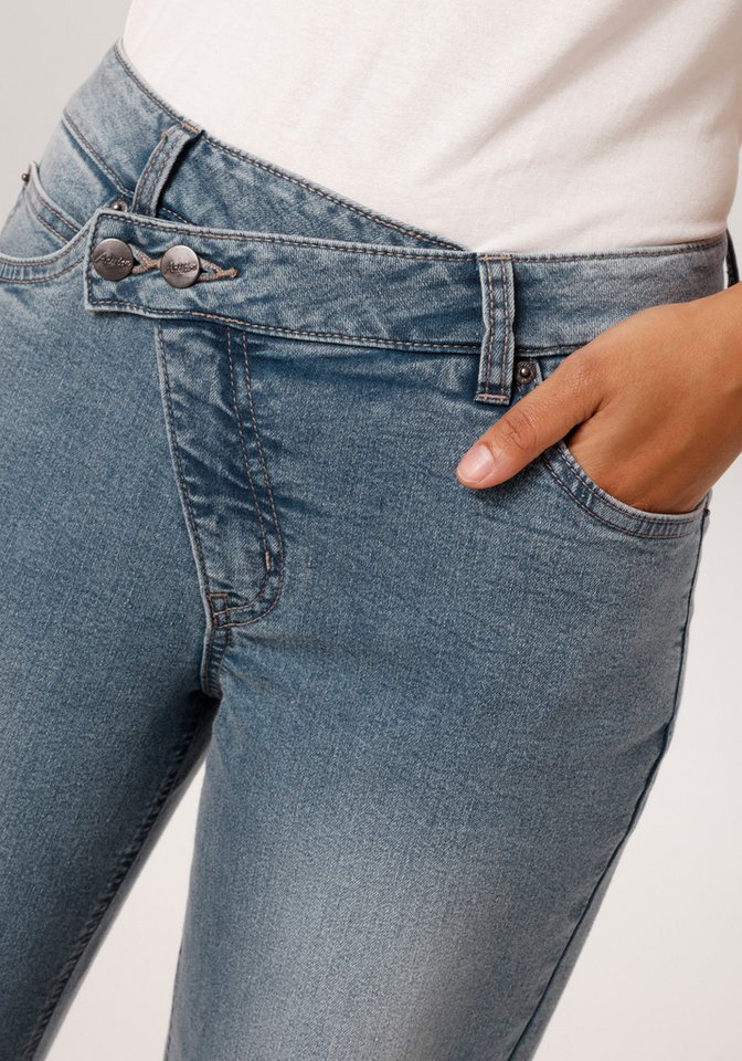 Aniston CASUAL Straight-Jeans mit extravaganten, asymmetrischem Verschluss – Bild 3 von 5