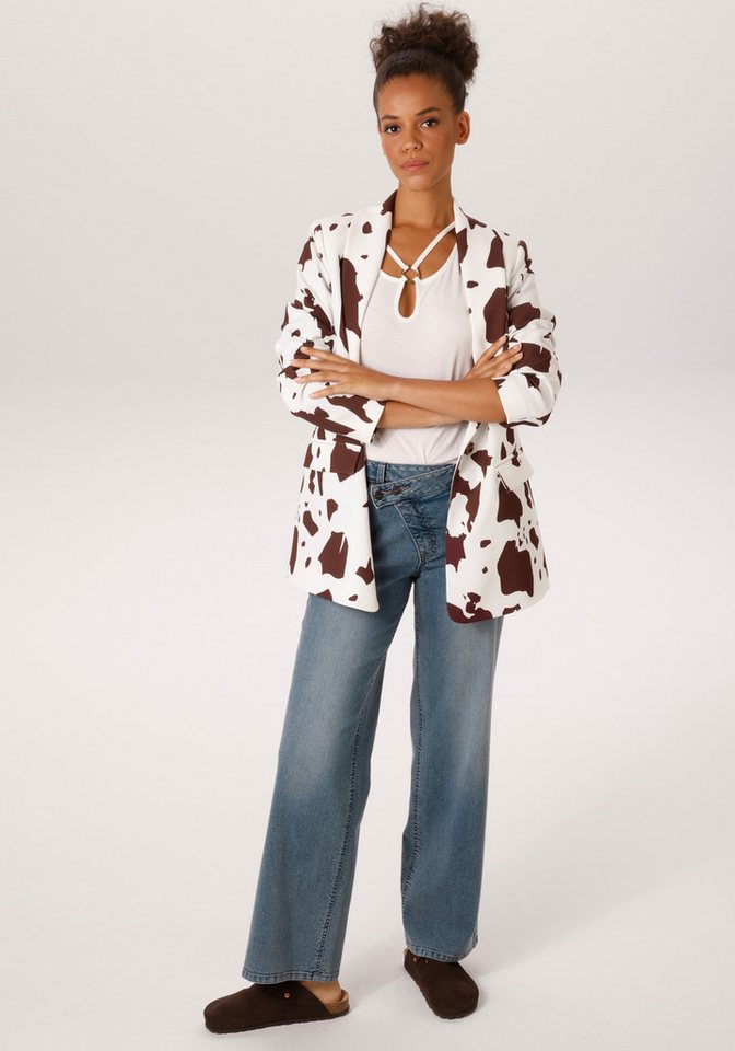 Aniston CASUAL Straight-Jeans mit extravaganten, asymmetrischem Verschluss – Bild 4 von 5
