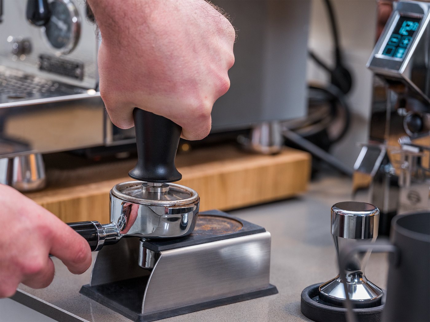 APS Tamper Espresso Tamper Ø 58 mm, Höhe ca. 10 cm, Griff mit Druckregulierung, aus Edelstahl, Aluminium, ca. 350 g – Bild 5 von 5