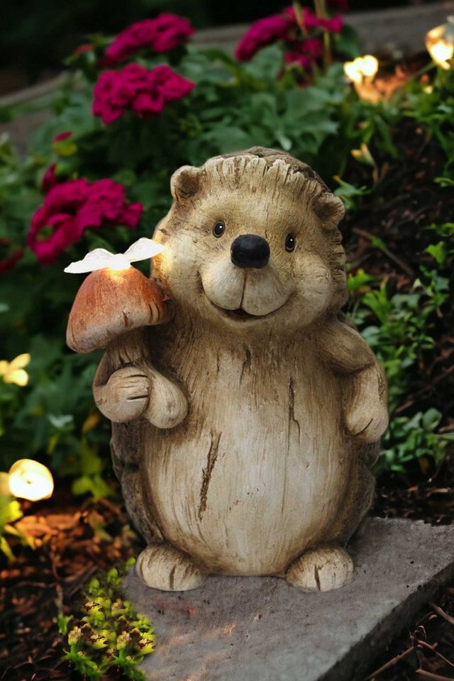 Arnusa Gartenfigur Solarlampe Igel mit Schmetterling Holzoptik Gartendeko 33,5 cm groß, (33,5 x 26 x 24 cm), mit Solarbeleuchtung, 3 Kg – Bild 2 von 5