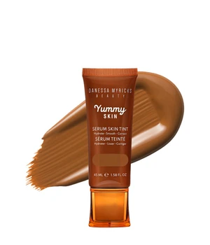 Danessa Myricks Beauty Yummy Skin Serum Tint Flüssige Foundation · 45 ml · Dunkelrot