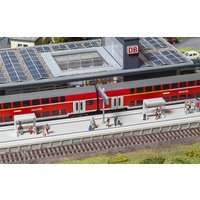 Moderner Bahnsteig mit Zubehör – Ansicht 1