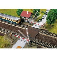 Bahnübergang mit Schrankenwärterhaus – Ansicht 1