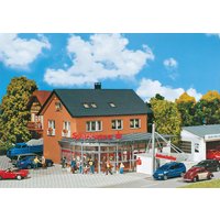 Sparkasse mit Autoschalter – Ansicht 1