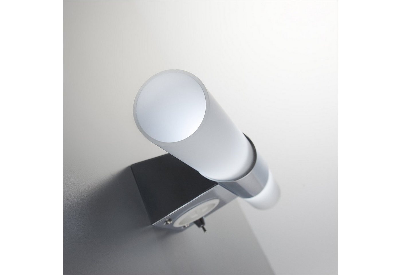 B.K.Licht Spiegelleuchte Mithra, Leuchtmittel wechselbar, Warmweiß, LED, Wandlampe, Badezimmer, Metall, Glas, E14, mit Steckdose – Bild 5 von 5