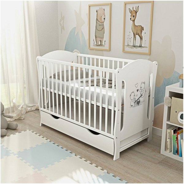 Baby-Delux Babybett Lia, Kinderbett 60x120 cm weiß Schublade Kiefer Teddy Wippe Motiv Matratze