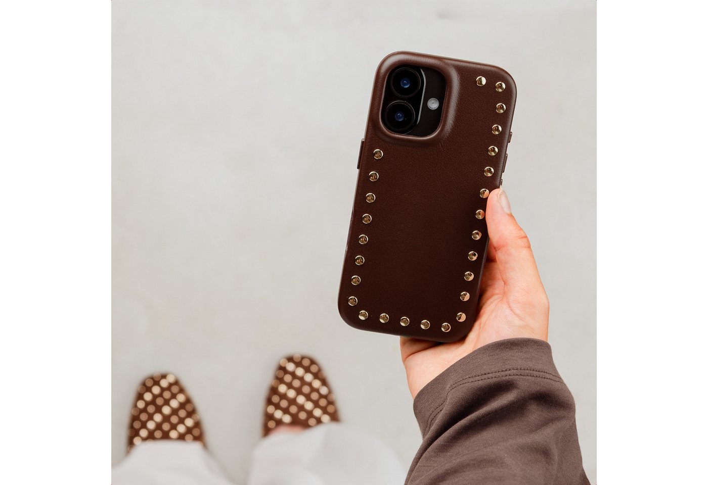 Selencia Backcover Selencia Studs Backcover mit MagSafe Apple iPhone 17 Pro - Cacao Crush – Bild 5 von 5