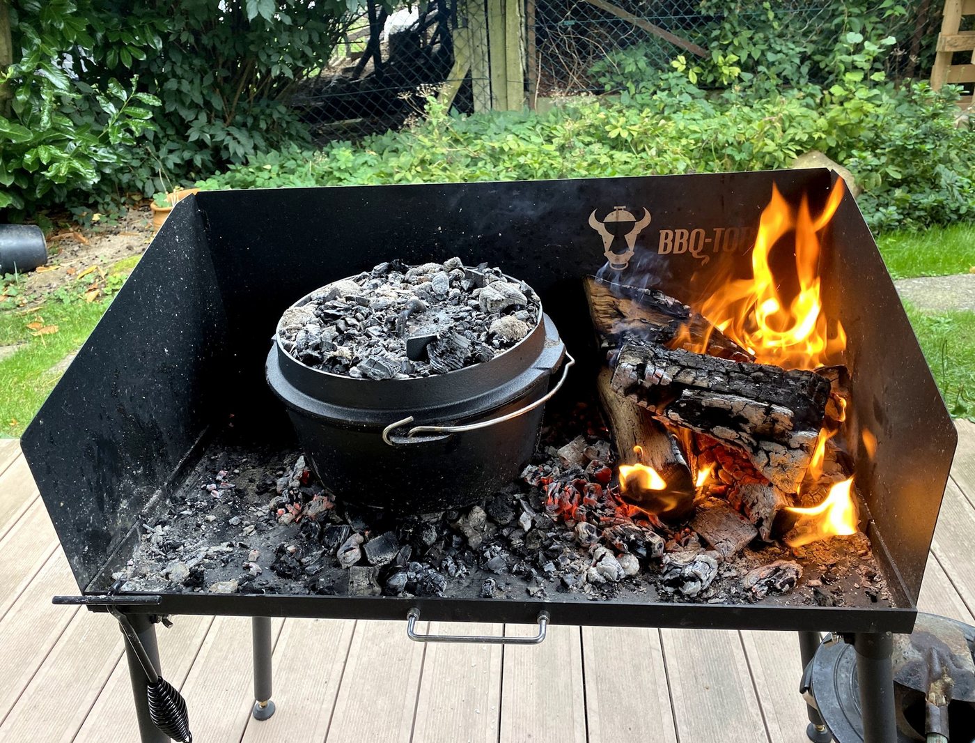 BBQ-Toro Feuertisch Dutch Oven Tisch, mit Windschutz, 75 x 40 cm, Grilltisch, Stahltisch – Bild 2 von 5