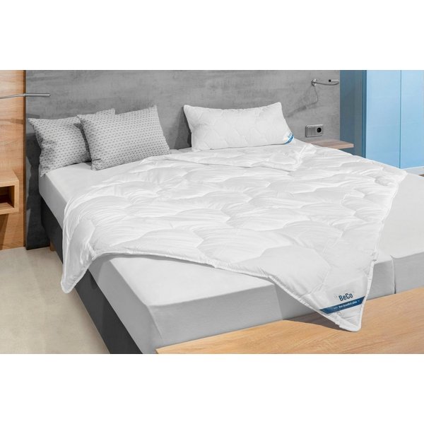 Beco Microfaserbettdecke, Füllung: Polyester, Bezug: Polyester, Bettdecke 135x200cm, allergiker geeignet (Hausstauballergiker)