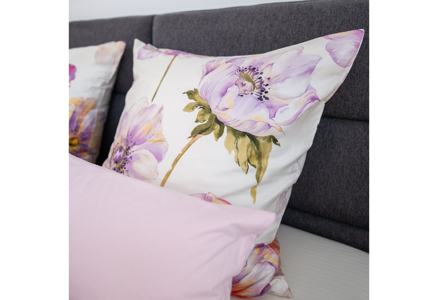Beddinghouse Bettwäsche Satin Baumwolle, Satin, lila Blüten auf hellem Hintergrund – Bild 4 von 5