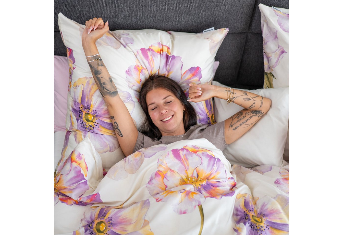 Beddinghouse Bettwäsche Satin Baumwolle, Satin, lila Blüten auf hellem Hintergrund – Bild 5 von 5