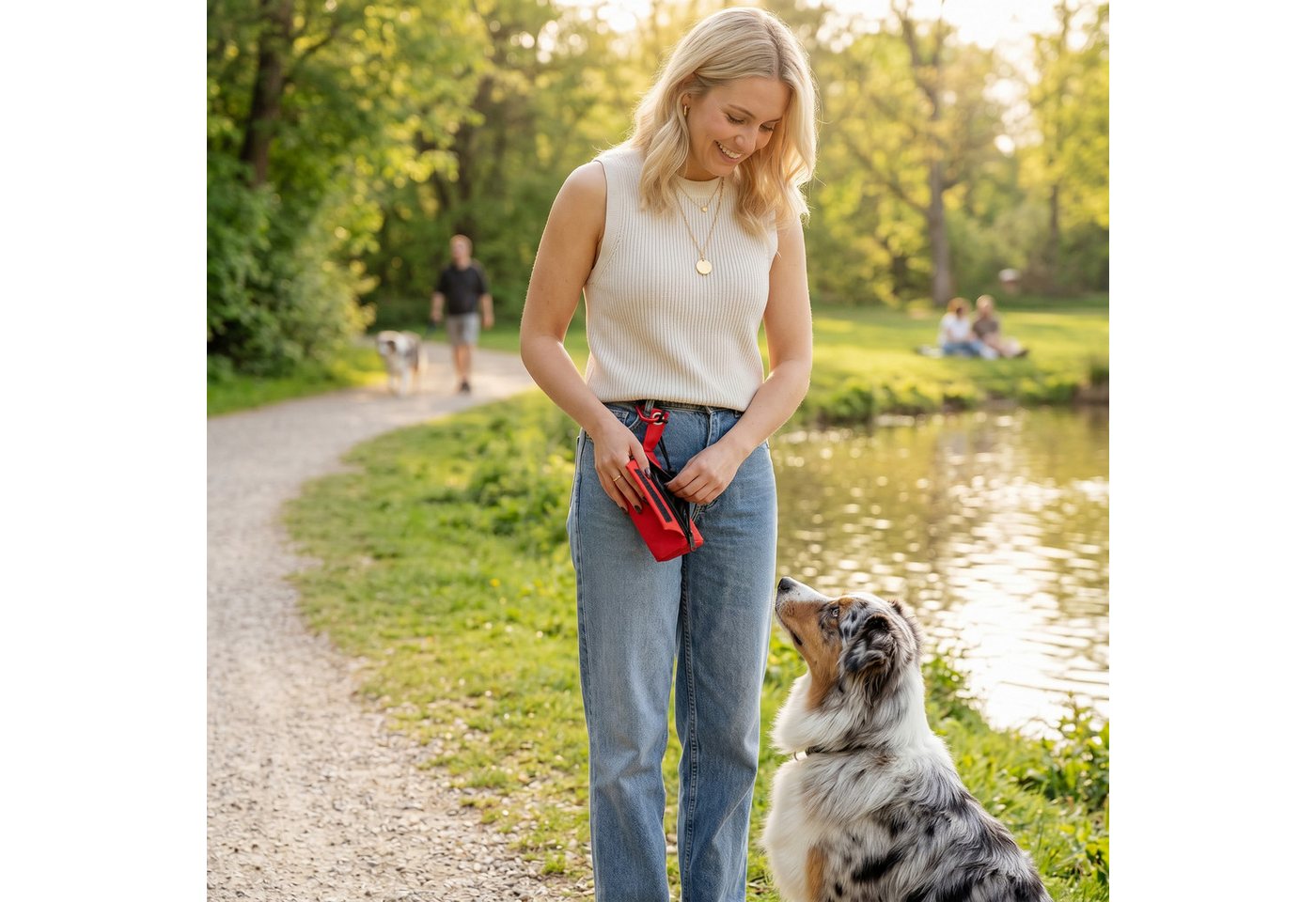 belviona Leckerlibeutel für Apportiertraining mit Wurfhilfe & Karabiner, robust & sicher, rot (1-tlg), wasserfester Futterdummy, Hundefutterbeutel – Bild 2 von 5