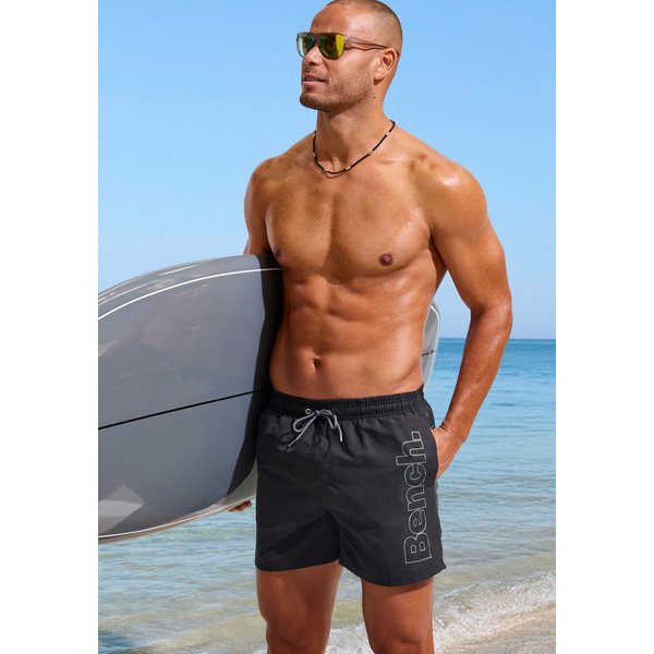 Bench. Badeshorts mit Logoschriftzug