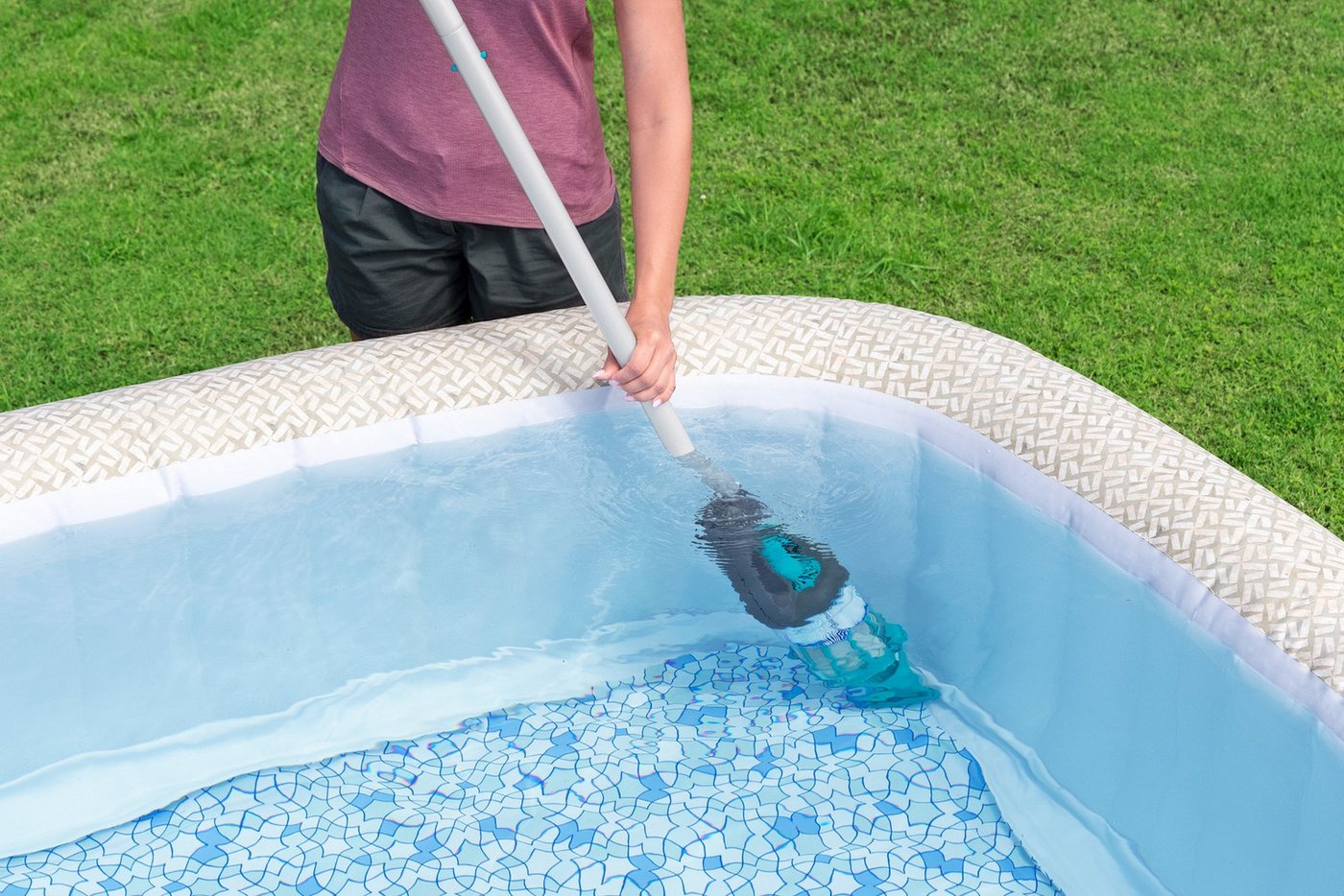 Bestway Poolroboter Akku Pool-Sauger AquaGrip 250cm, mit LED-Licht zur Beleuchtung des Reinigungsbereichs – Bild 3 von 5