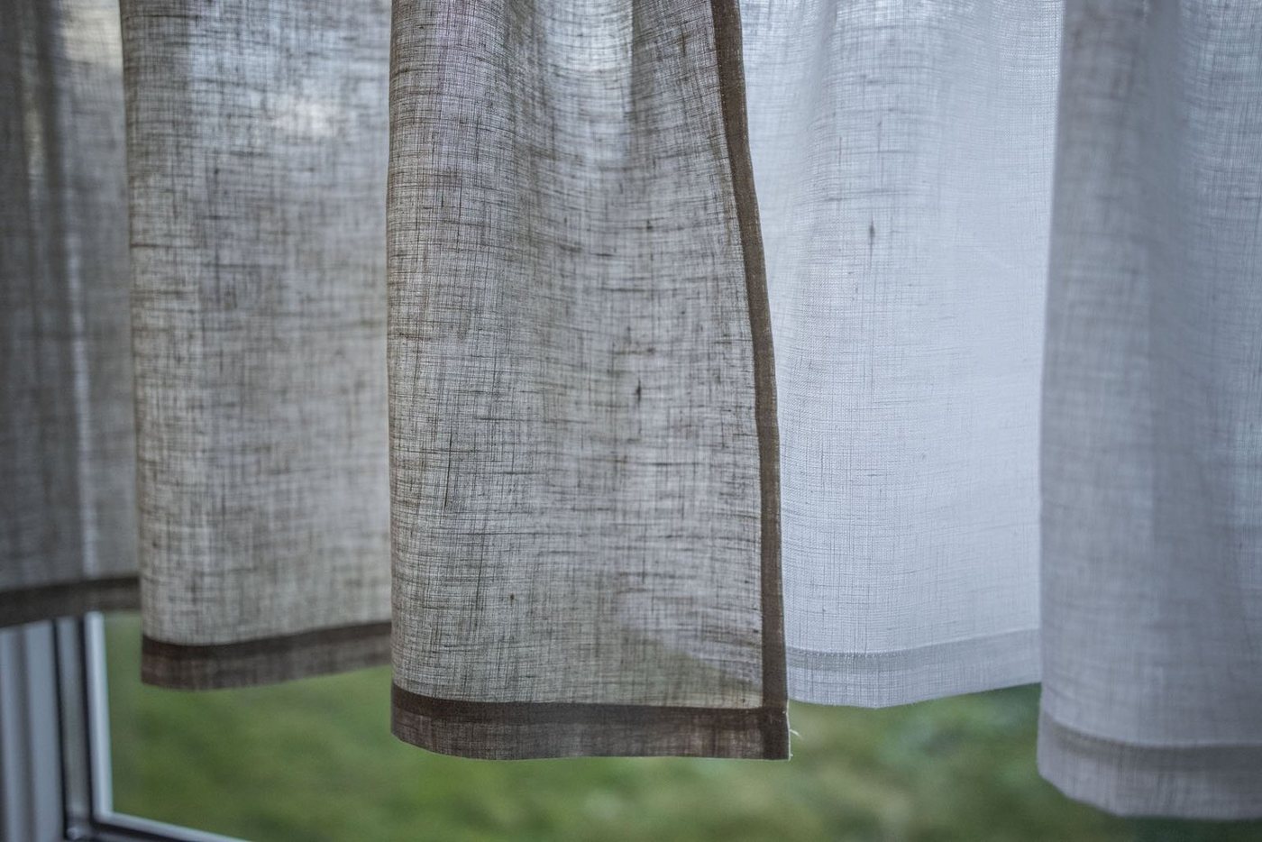 beties Scheibengardine Leinen (1 St), Stangendurchzug, halbtransparent, 100% Leinen, Bistrogardine 45x85 cm Landhausstil mit Tunnelaufhängung Fertiggardine – Bild 4 von 5