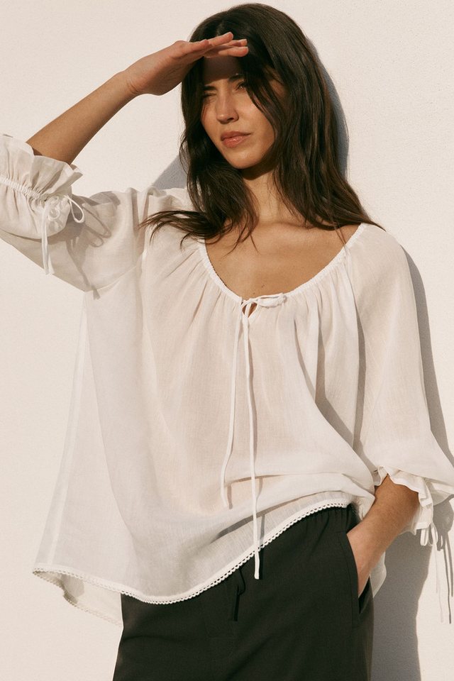 Bhoem Spitzenbluse Bluse mit U-Ausschnitt und Spitzenbesatz (1-tlg) – Bild 2 von 5