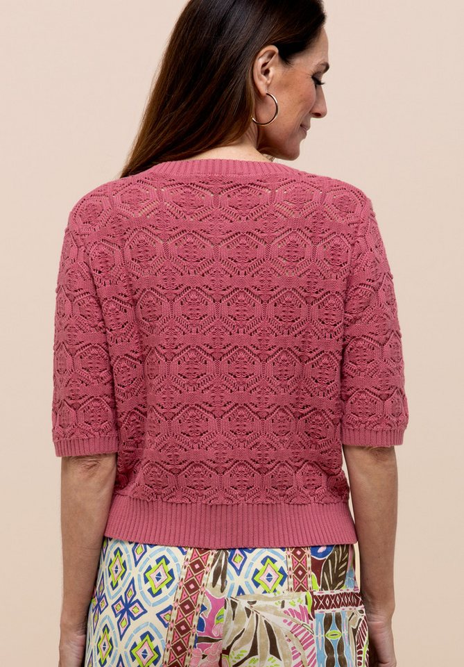 bianca Strickjacke RONA in modischem Ajourmuster in Trendfarbe 'raspberry' – Bild 3 von 5