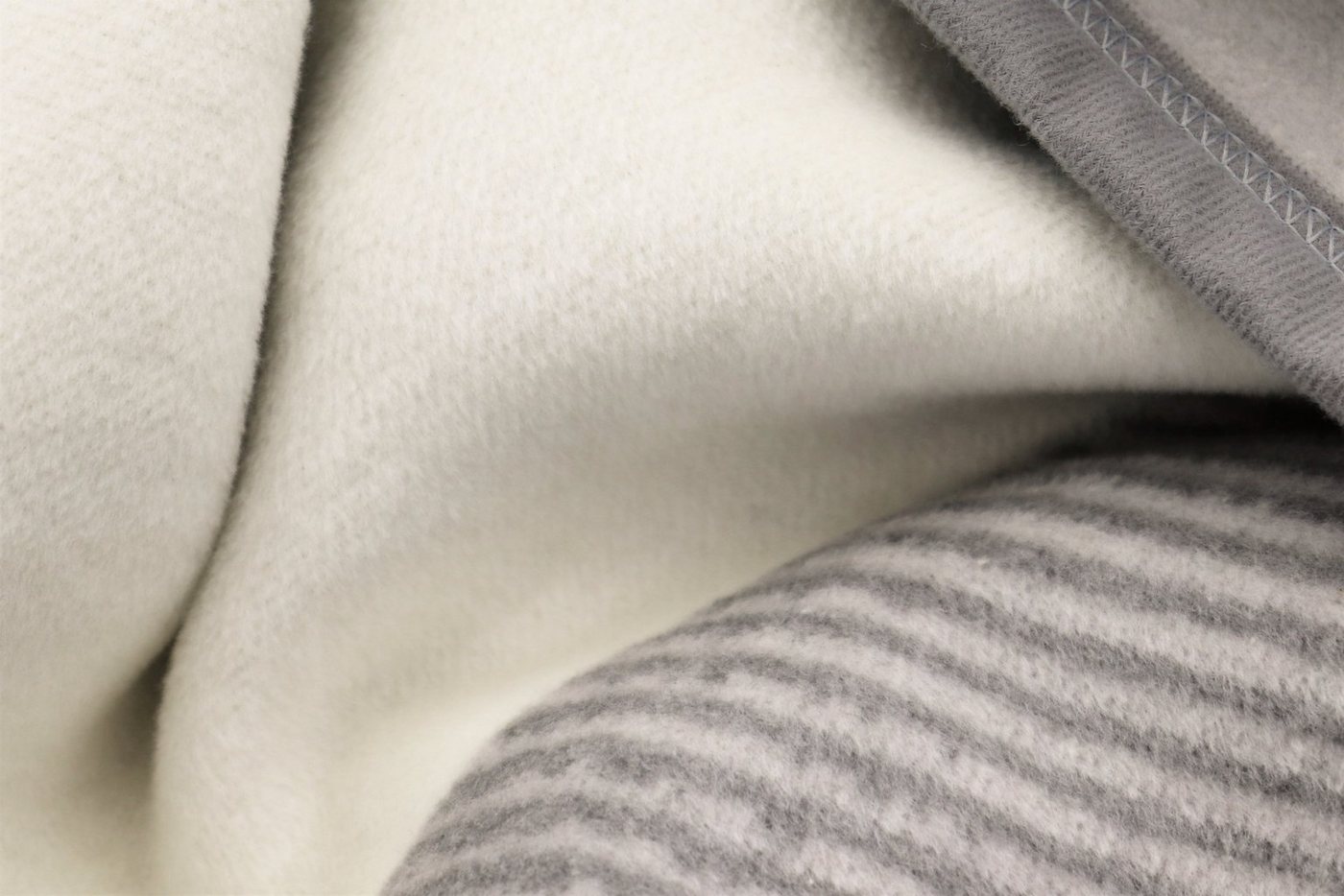 Wohndecke Across beige, karierte Kuscheldecke in 150x200, Decke aus Baumwoll-Mix, Biederlack, Made in Germany – Bild 5 von 5