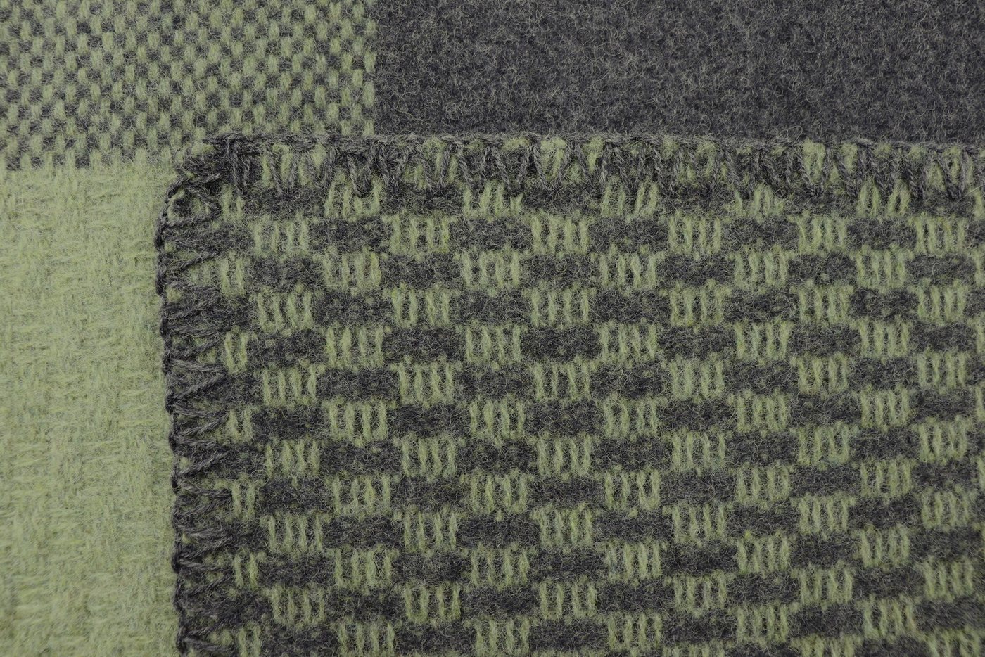 Wohndecke Plaid Frame green, Biederlack, exquisite Kuscheldecke aus reiner Merinowolle – Bild 4 von 5