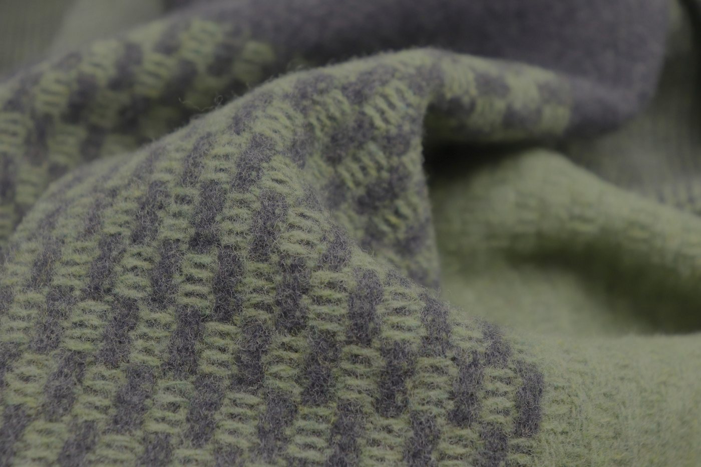 Wohndecke Plaid Frame green, Biederlack, exquisite Kuscheldecke aus reiner Merinowolle – Bild 5 von 5