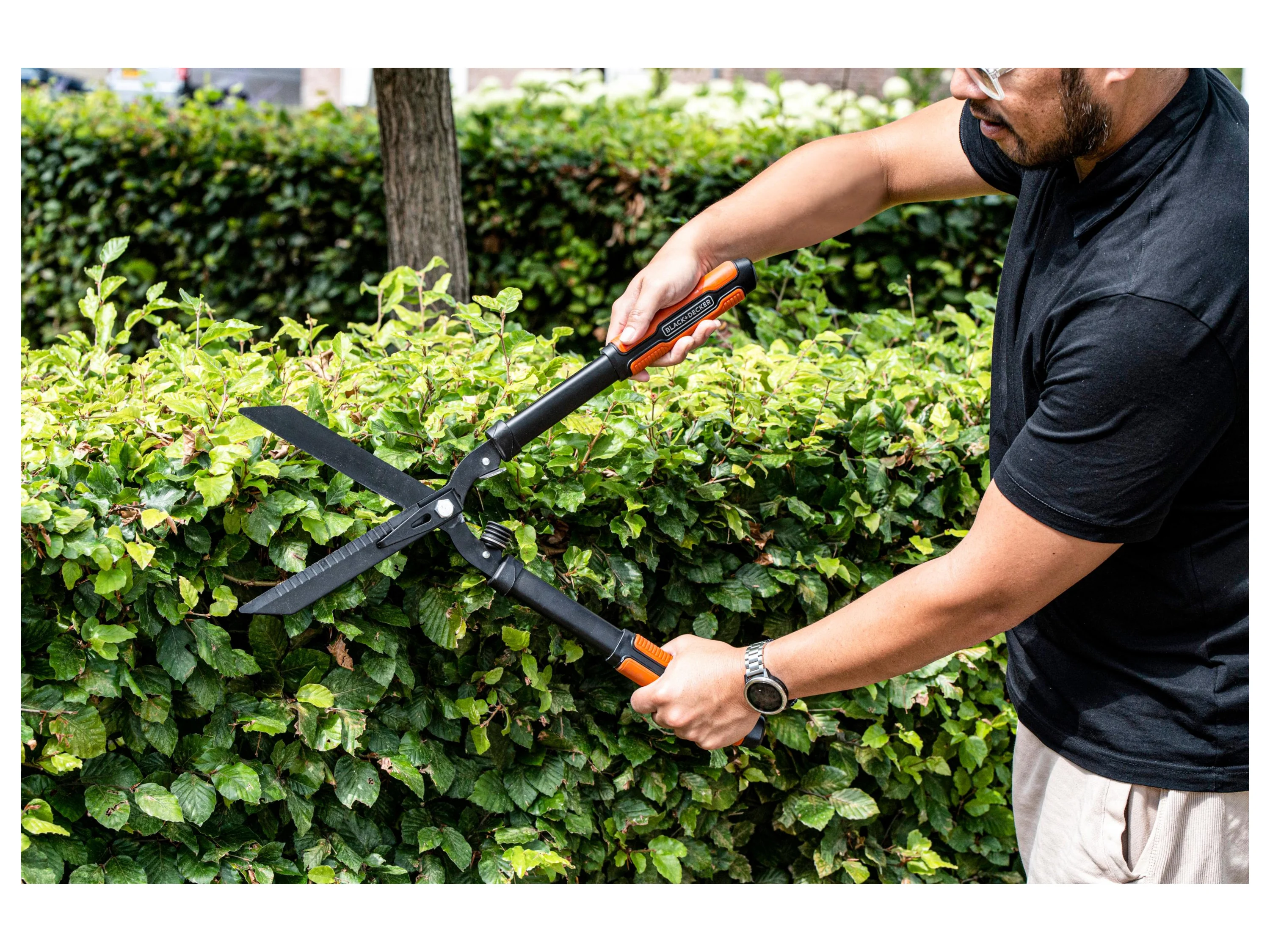 BLACK & DECKER Heckenschere 24'' gezahnte Klinge – Bild 2 von 4