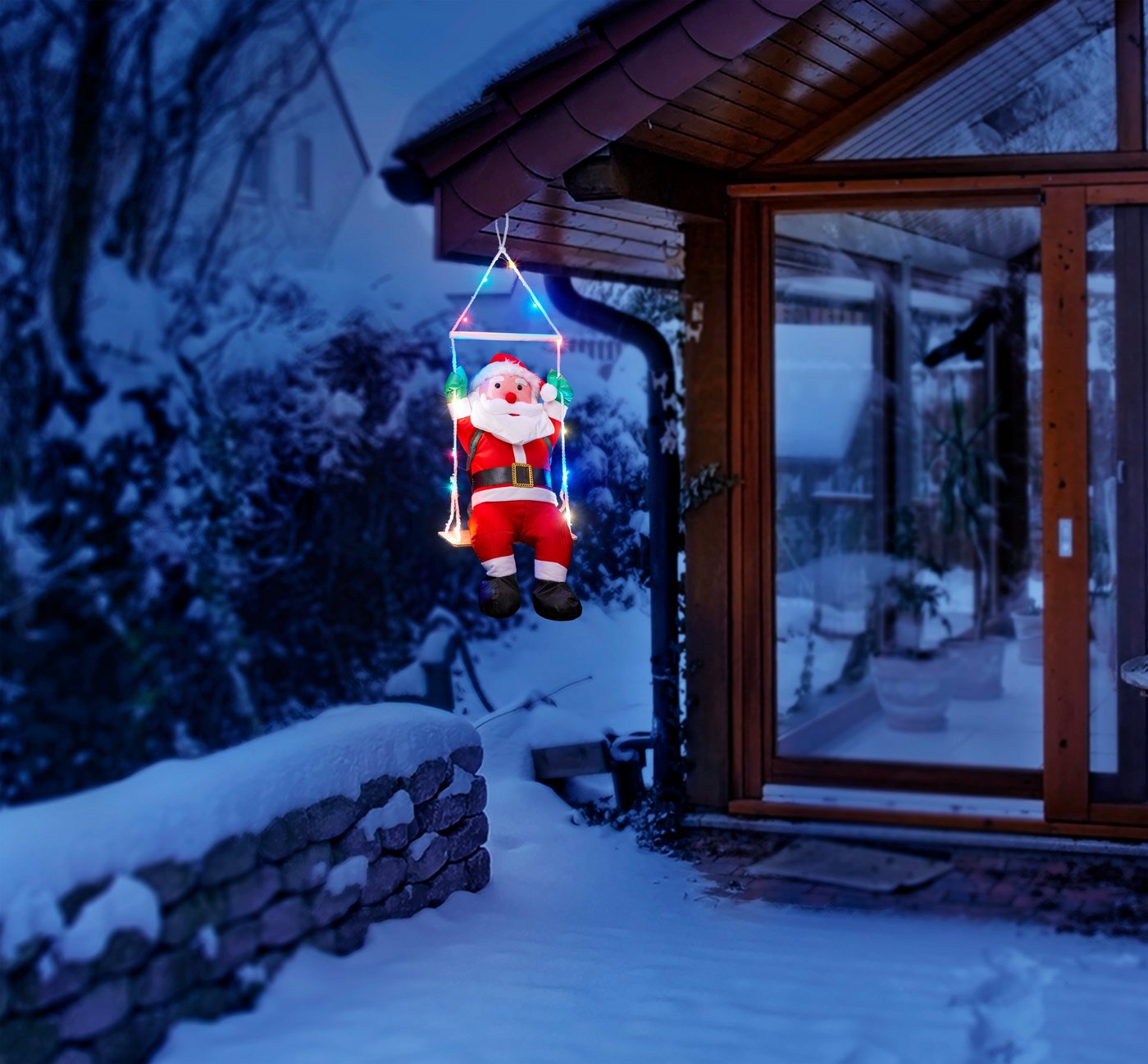 BONETTI Weihnachtsmann Sitzender Weihnachtsmann auf einer Schaukel, mit 20 bunten LED, für Innen- und geschützten Außenbereich, moderne Weihnachtsdeko – Bild 3 von 5