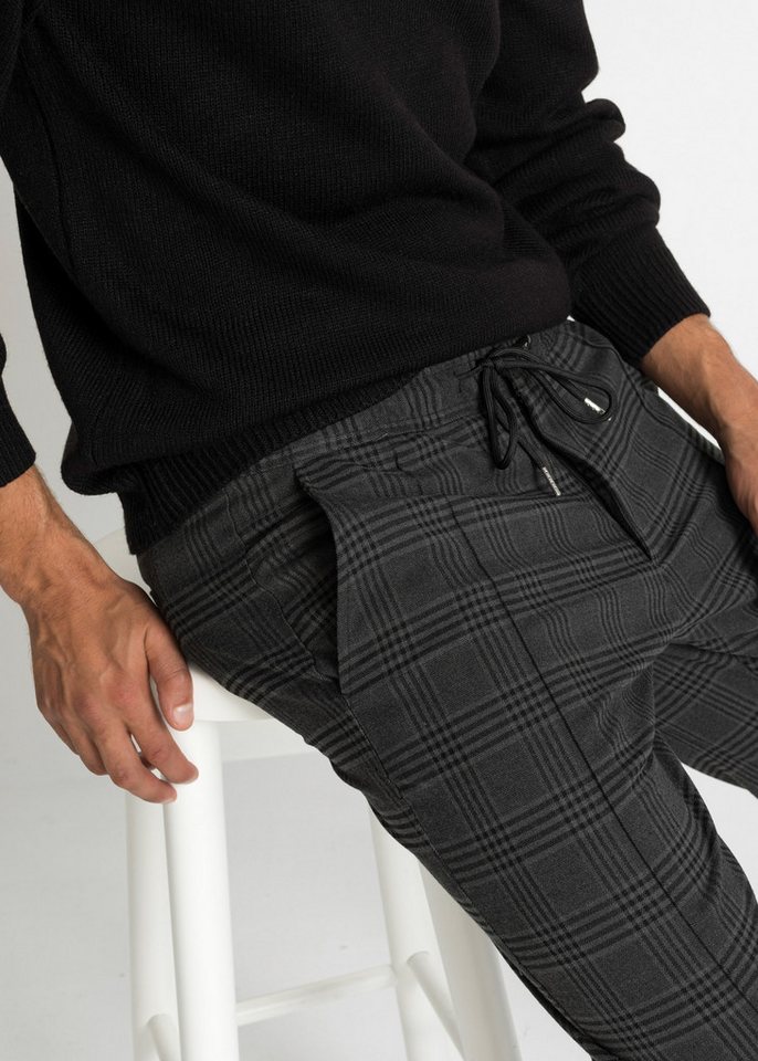 bonprix Chinohose aus Polyester, Viskose und Elasthan, mit elastischem Taillenabschluss – Bild 4 von 5