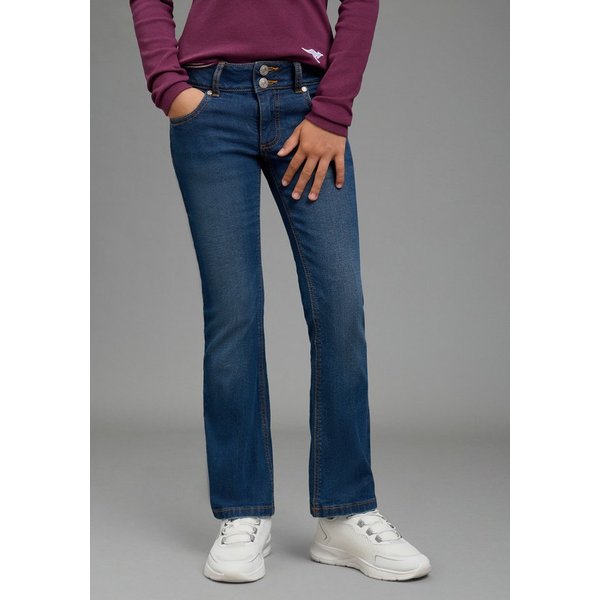 KangaROOS Bootcut-Jeans Stretchjeans von KangaROOS in Boot Cut Form, mit Po-Ziernähten Modische Jeans mit Ziernähten auf Po-Tasche, in authentischer Waschung