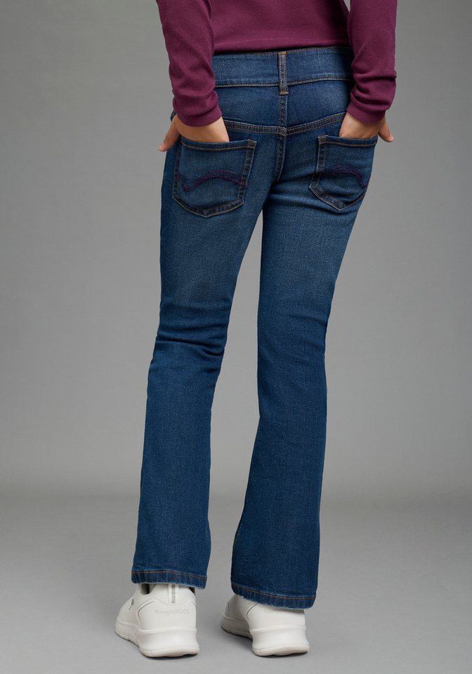KangaROOS Bootcut-Jeans Stretchjeans von KangaROOS in Boot Cut Form, mit Po-Ziernähten Modische Jeans mit Ziernähten auf Po-Tasche, in authentischer Waschung – Bild 2 von 5