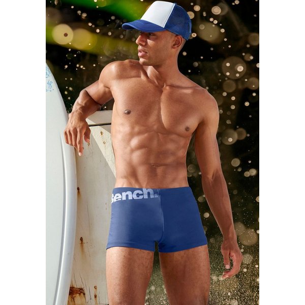 Bench. Boxer-Badehose mit Bench-Schriftzug