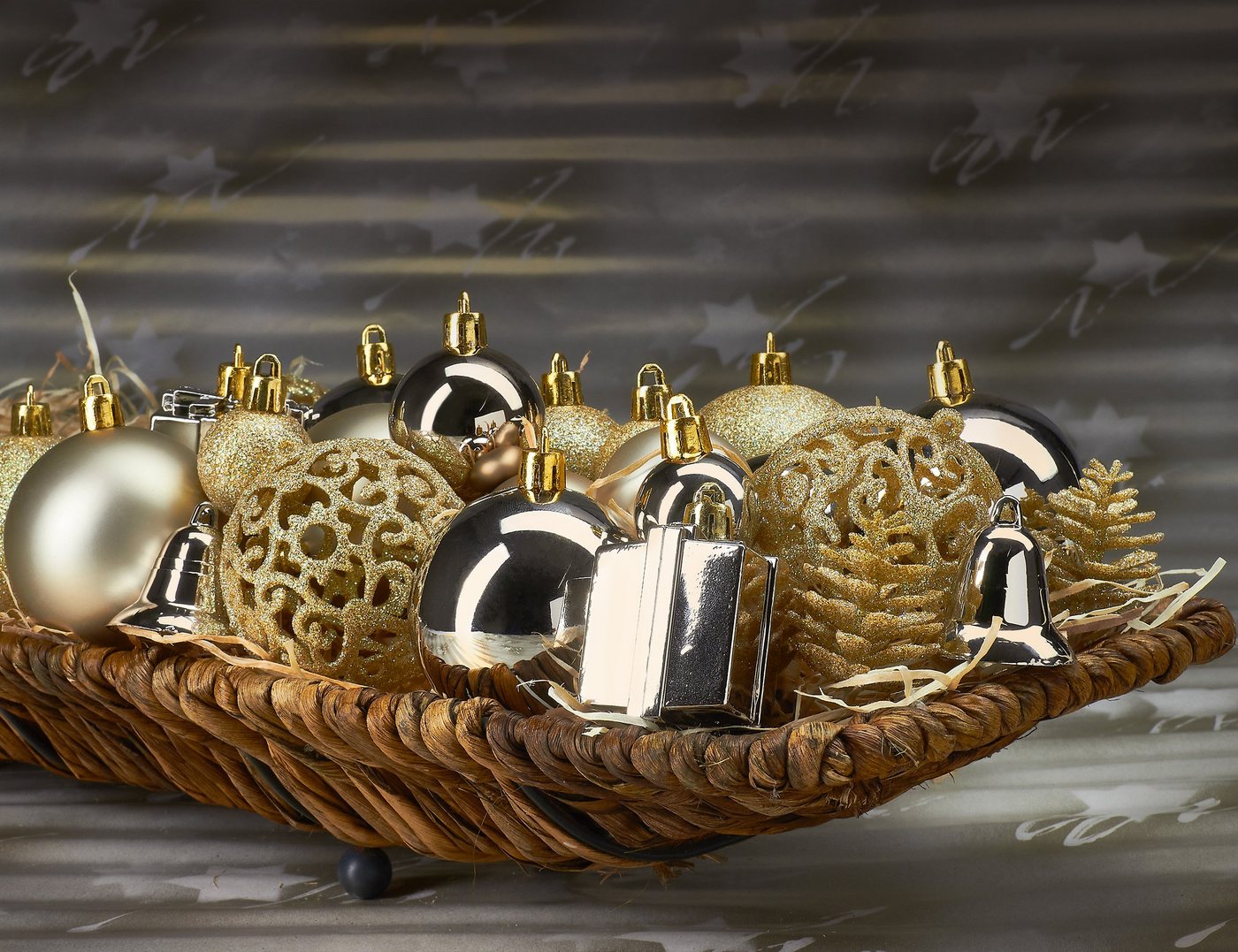 BRUBAKER Weihnachtsbaumkugel 101-teiliges Weihnachtskugel-Set mit Baumspitze, Christbaumschmuck aus Kunststoff, Weihnachtsdekoration edel und robust – Bild 2 von 5