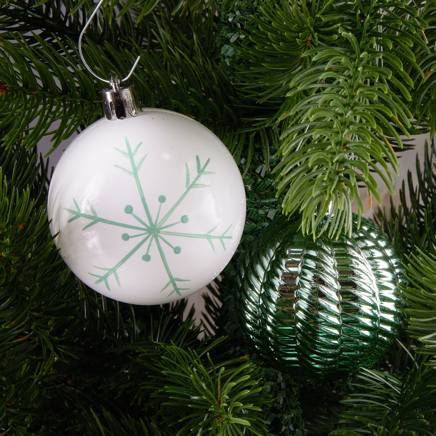 BRUBAKER Weihnachtsbaumkugel Christbaumschmuck - Weihnachtskugel Set mit Lokomotive (70 St), Baumkugel Baumschmuck - Anhänger für Weihnachtsbaum – Bild 4 von 5