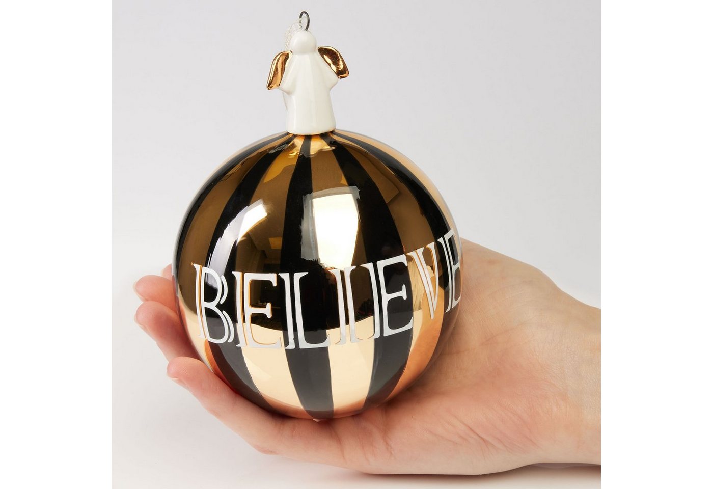BRUBAKER Weihnachtsbaumkugel Premium Weihnachtskugel Believe Gold Schwarz - 10cm Baumkugel aus Glas (1 St), Christbaumschmuck mit Engel Porzellan-Figur - Christ – Bild 4 von 4