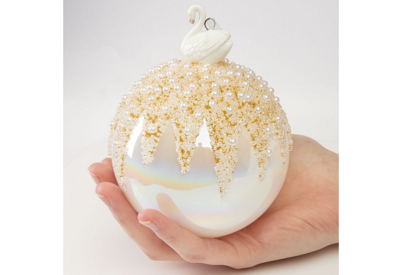 BRUBAKER Weihnachtsbaumkugel Premium Weihnachtskugel in Perlmutt Farbe - 10 cm Baumkugel aus Glas (1 St), Handarbeit - Christbaumschmuck mit Porzellan Figur Sch – Bild 4 von 4
