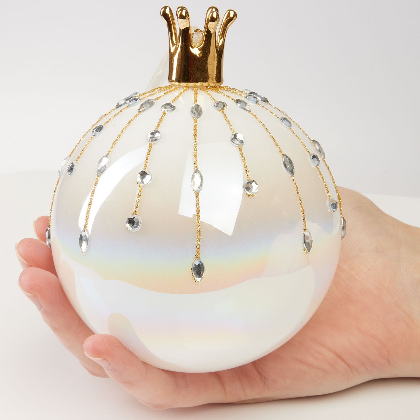 BRUBAKER Weihnachtsbaumkugel Premium Weihnachtskugel in Perlmutt Farbe - 10 cm Baumkugel aus Glas (1 St), Handarbeit - Christbaumschmuck mit Porzellan Figur Sch – Bild 4 von 4