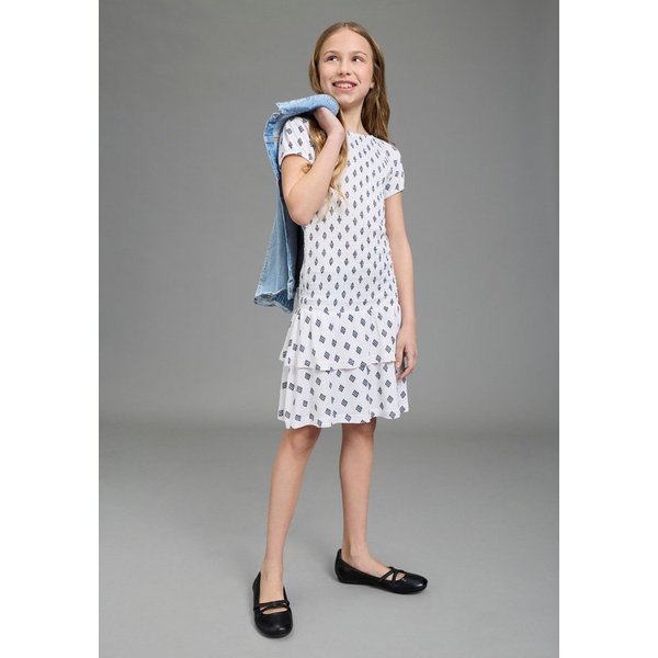 Bruno Banani Jerseykleid Viskose-Allover gemustertes Smoke Kleid, figurbetontes Carmenkleid für Mädchen, mit Carmenausschnitt, aus elastischem Jersey