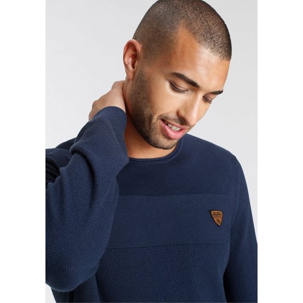 Bruno Banani Rundhalspullover aus Feinstrick, mit Badge und Markenlabel, schmale Passform