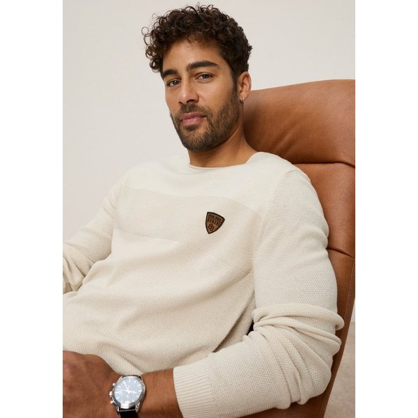 Bruno Banani Rundhalspullover aus Feinstrick, mit Badge und Markenlabel, schmale Passform