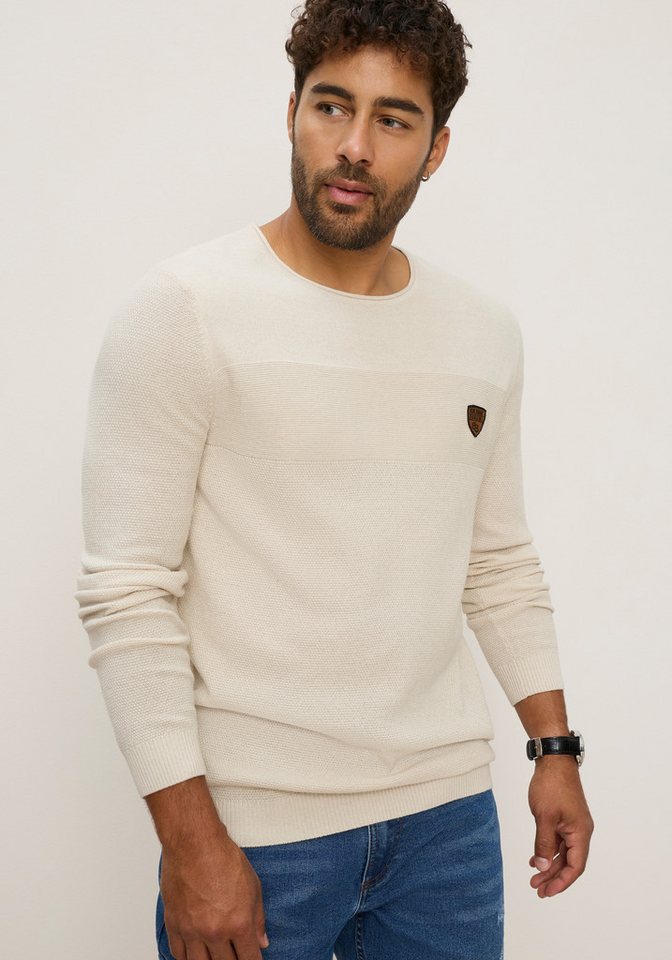 Bruno Banani Rundhalspullover aus Feinstrick, mit Badge und Markenlabel, schmale Passform – Bild 3 von 5